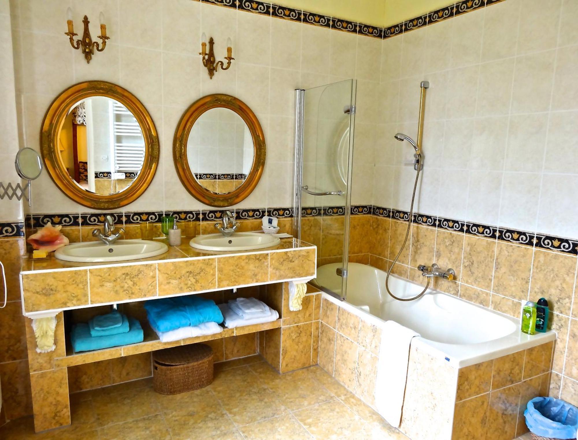 ชาโต เล วัลเล Bed & Breakfast Tournon-Saint-Pierre ภายนอก รูปภาพ