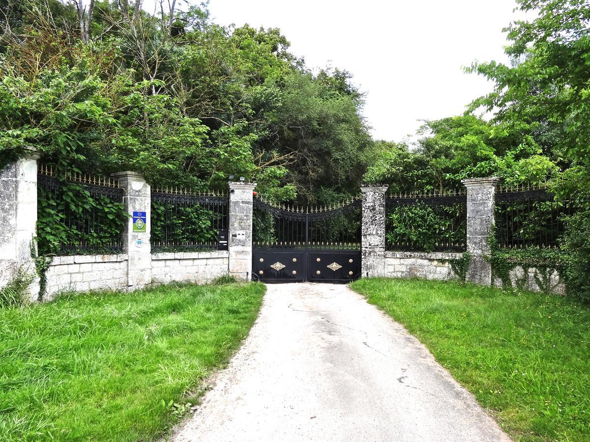 ชาโต เล วัลเล Bed & Breakfast Tournon-Saint-Pierre ภายนอก รูปภาพ